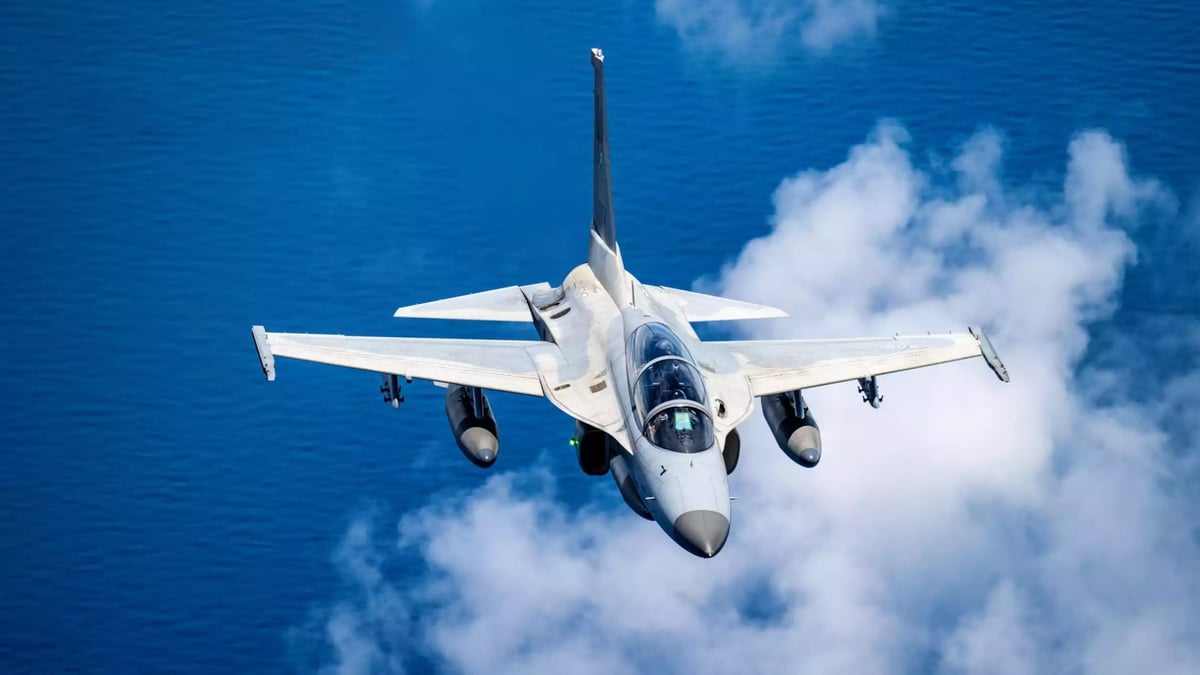 Avion de combat léger FA-50PH philippin en vol lors d'un exercice militaire conjoint avec l'US Air Force (9 août 2024).