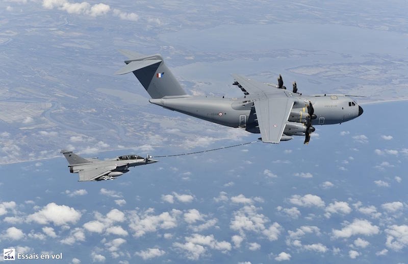Essais de ravitaillement en vol d'un Dassault Rafale par un Airbus A400M.