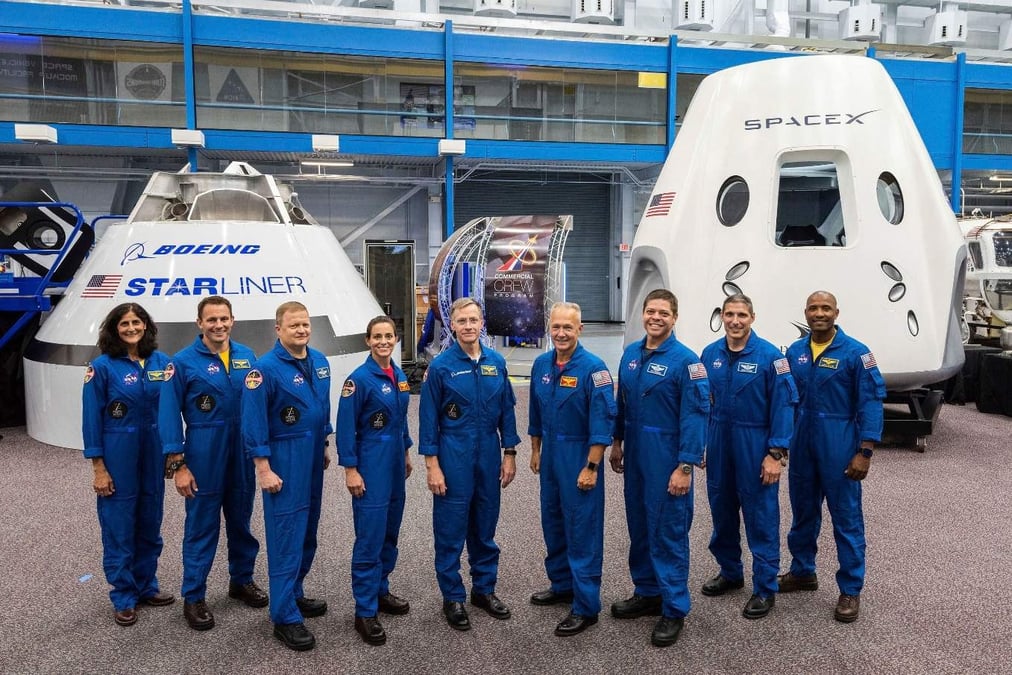 De g. à d. : S. Williams, J. Cassada, E. Boe, N. Mann, C. Ferguson, D. Hurley, R. Behnken, M. Hopkins et V. Glover.