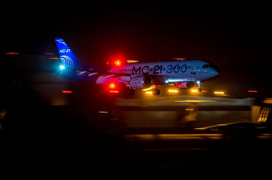 Le MC-21-300 a réalisé son premier atterrissage de nuit sur une des pistes de l'aéroport de Joukovski, à Moscou.