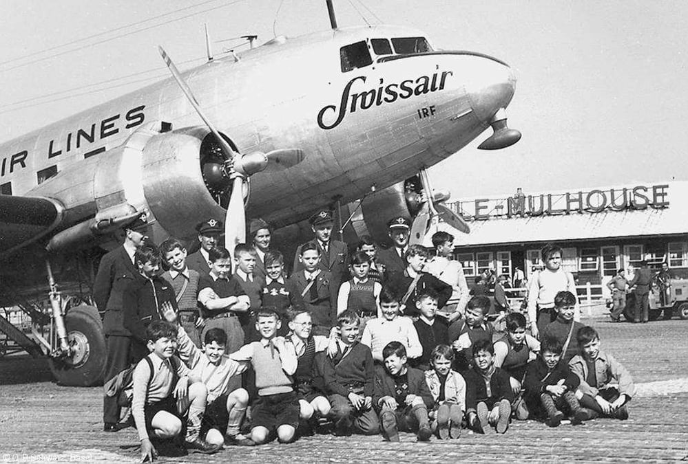 Elèves d'une classe primaire posant devant un DC-3.