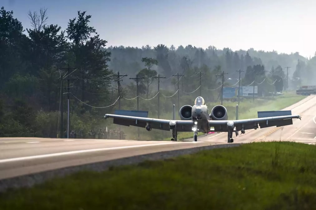 Un A-10 durant un exercice depuis une route.