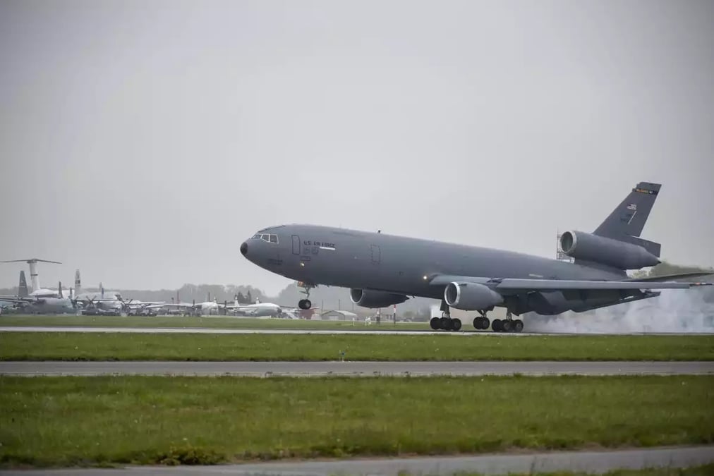 Le tout premier KC-10A de l'USAF lors de son dernier atterrissage pour sa mise à la retraite au sein de l'Air Mobility Command Museum.