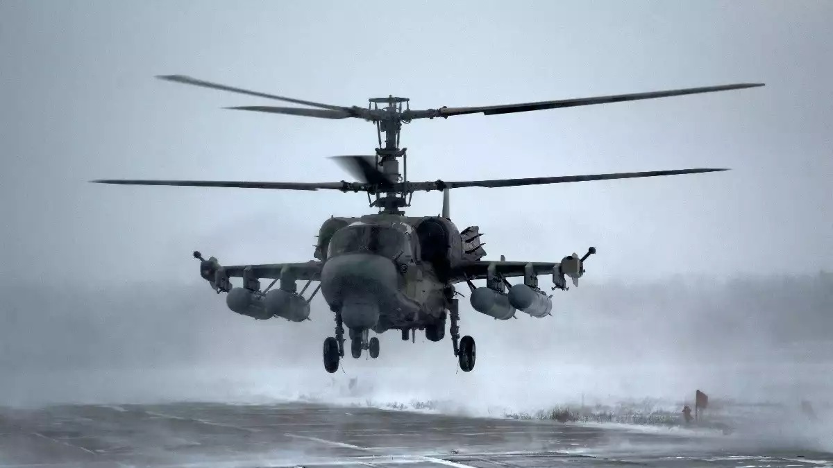 Hélicoptère de combat Ka-52 russe équipé de quatre réservoirs externes.
