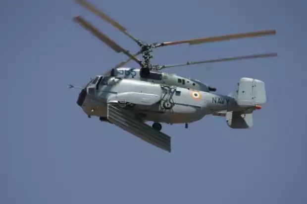 Appontage d'un hélicoptère Ka-31 AEW indien.