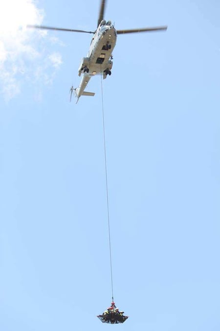 La nacelle sous un Puma de l'armée de l'Air.