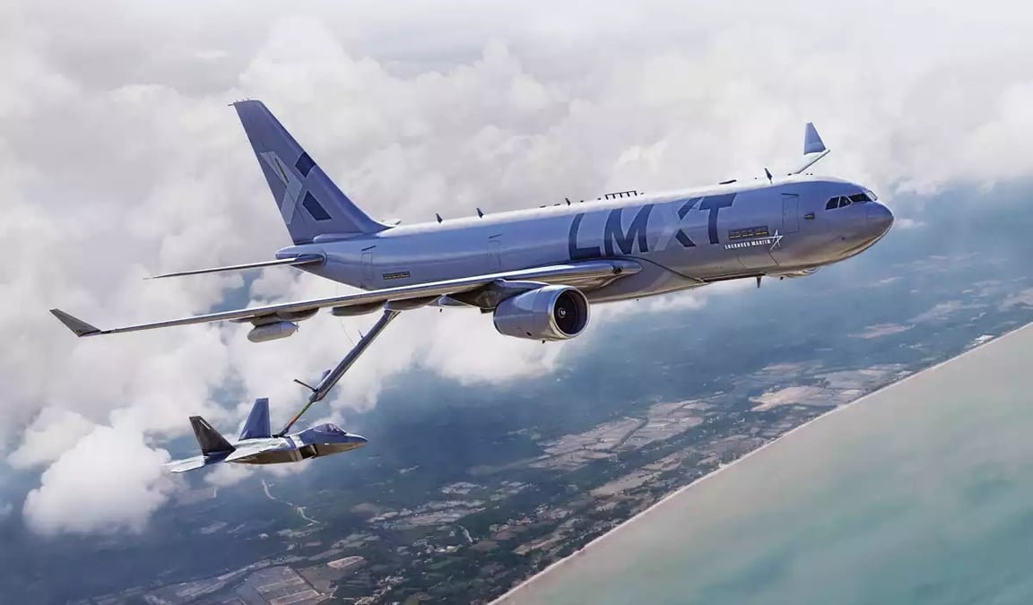 Représentation du ravitaillement d'un chasseur F-22 par un LMXT de Lockheed Martin. Ce dernier se base sur l'A330 MRTT d'Airbus.