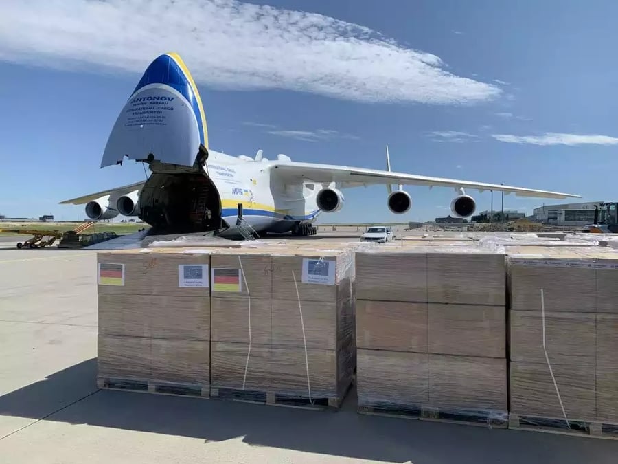 Un An-124 de la compagnie Antonov Airlines dans le cadre d'un transport de marchandises pour l'OTAN.