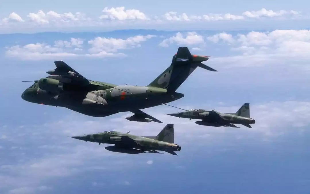 Ravitaillement en vol entre un KC-390 et deux F-5 Tiger de l'Armée de l'air brésilienne.