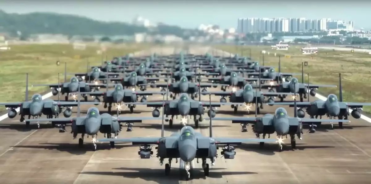 Elephant walk de 34 F-15K en réponse au trois tirs de missiles nord-coréens du 24 mai 2022.