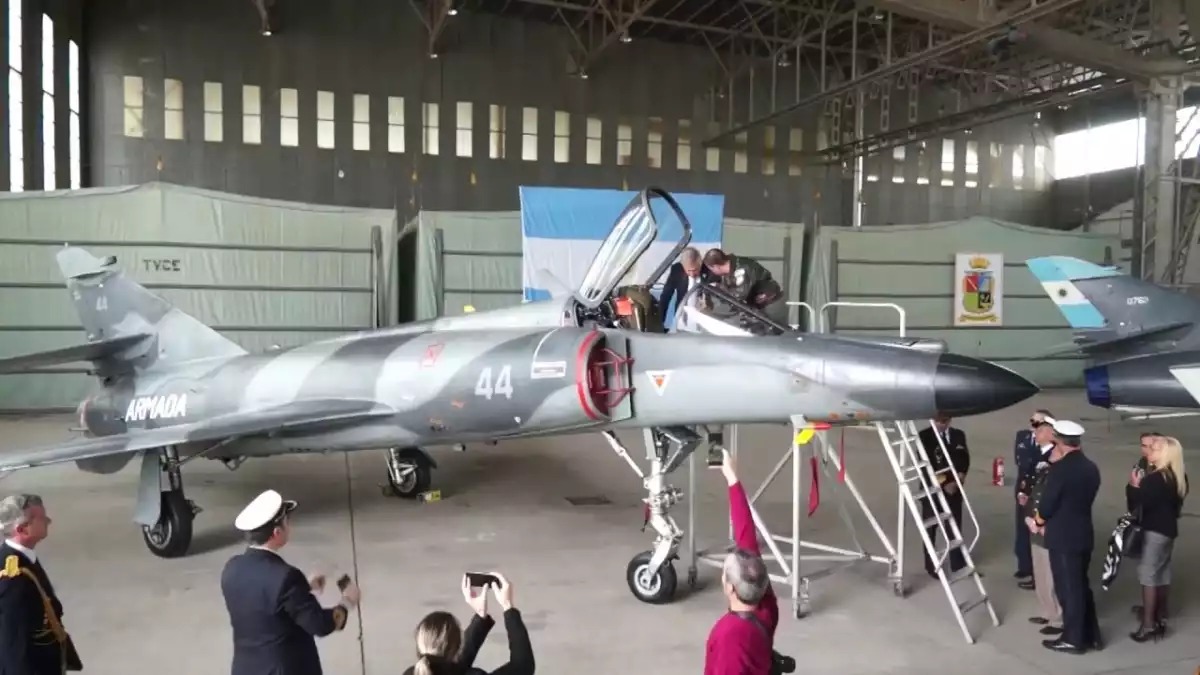 Super-Étendard modernisé et Super-Étendard (arrière-plan) de l'Aéronavale argentine.