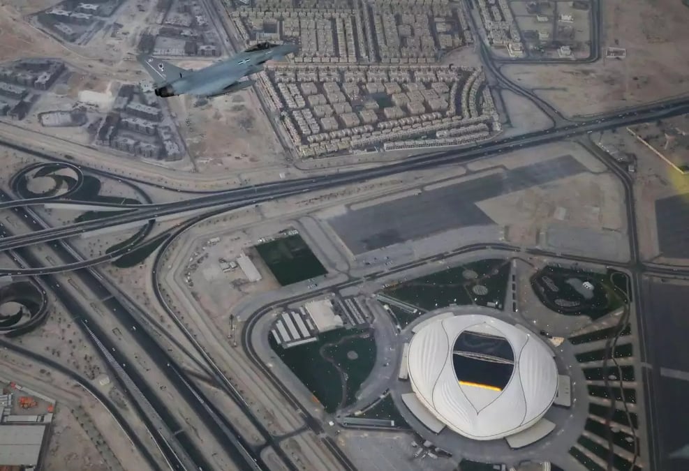 Eurofighter Typhoon du 12ème escadron de la RAF survolant le stade Al-Janoub.