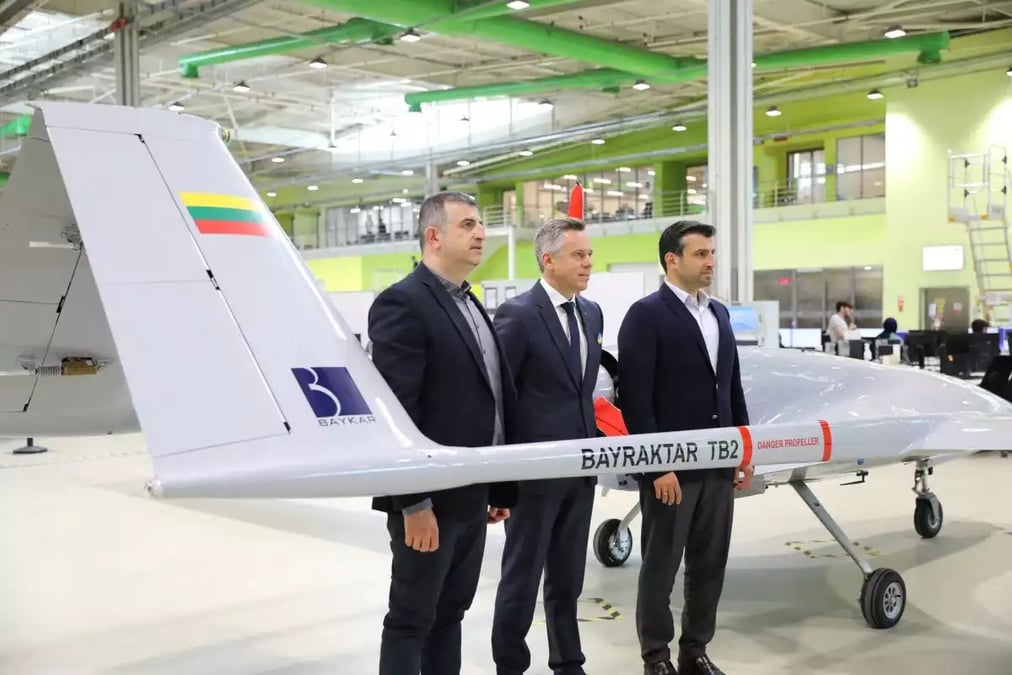 Haluk Bayraktar (CEO Baykar), le ministre de la Défense lituanien Vilius Semeska et Selcuk Bayraktar (responsable technique Baykar) pour la commande du drone TB-2 suite à un financement participatif organisé en Lituanie.