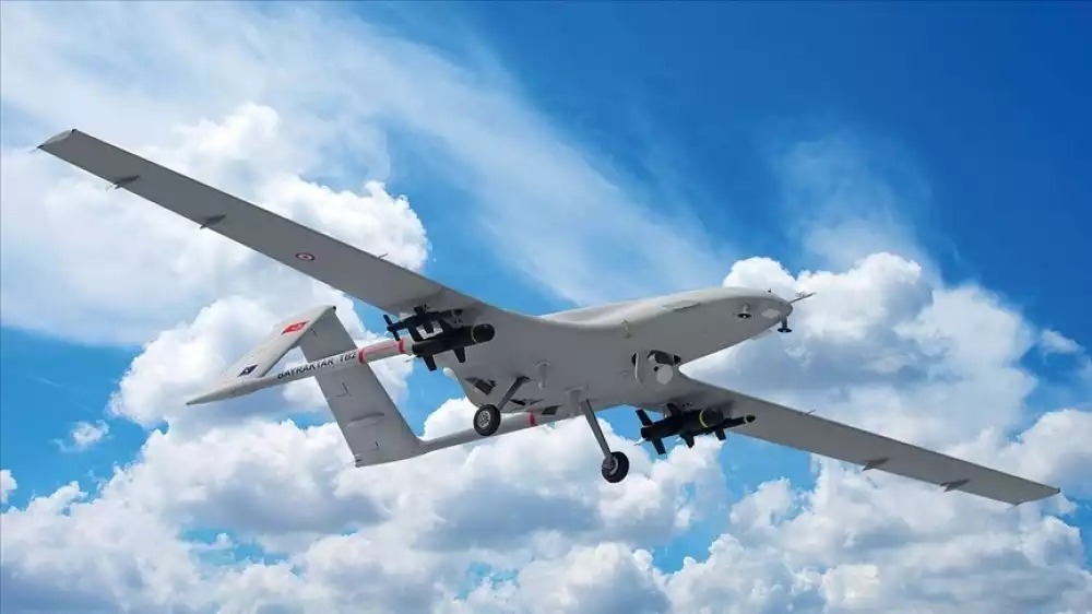 Un drone Bayraktar TB-2 en vol. Ces appareils turcs ont connu un gain de popularité depuis le début de la guerre en Ukraine, le 24 février 2022.
