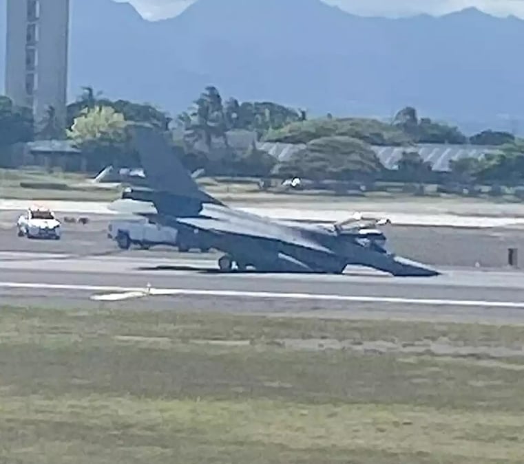 F-16 taïwanais qui s'est posé en urgence sur l'aéroport d'Honolulu suite à problème concernant son train avant.