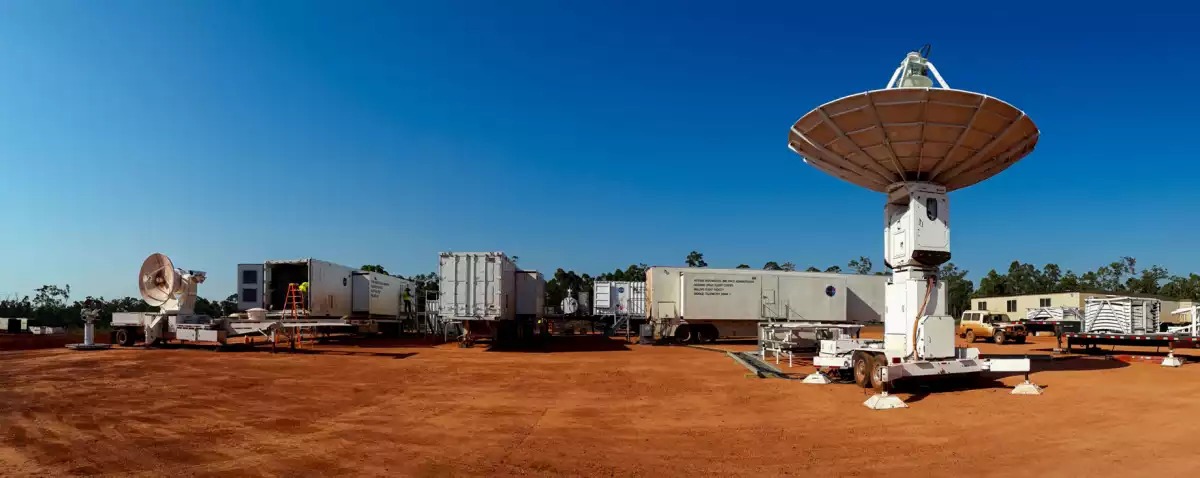 Une partie des véhicules et systèmes déployés par la NASA sur le site d'Arnhem en Australie.