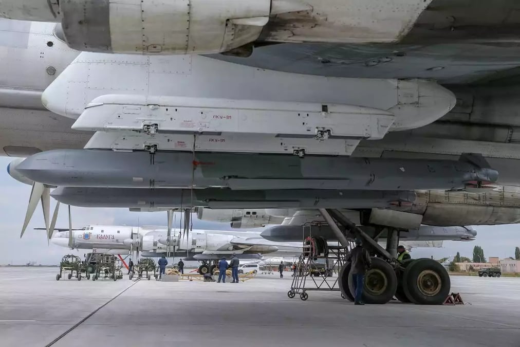 Des missiles sol-air Kh-101 montés sous des Tu-95 russes.