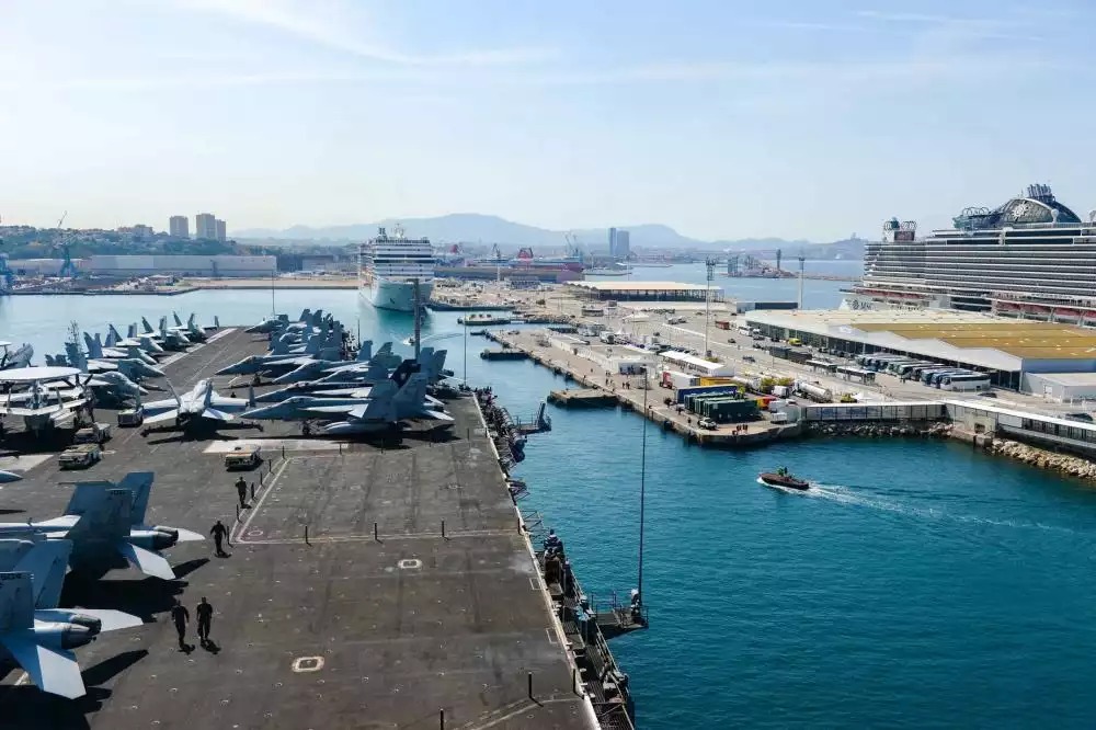 Le porte-avions américain CVN-75 Harry S. Truman lors de sa visite de Marseille le 18 juin 2022.