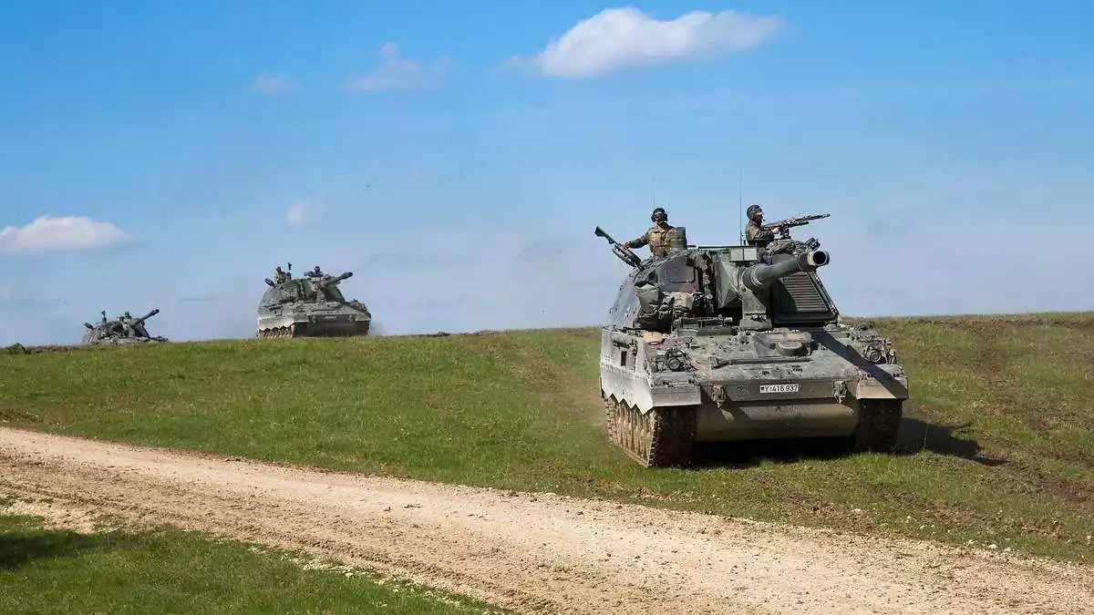 Obusiers PzH 2000 allemands durant un exercice.