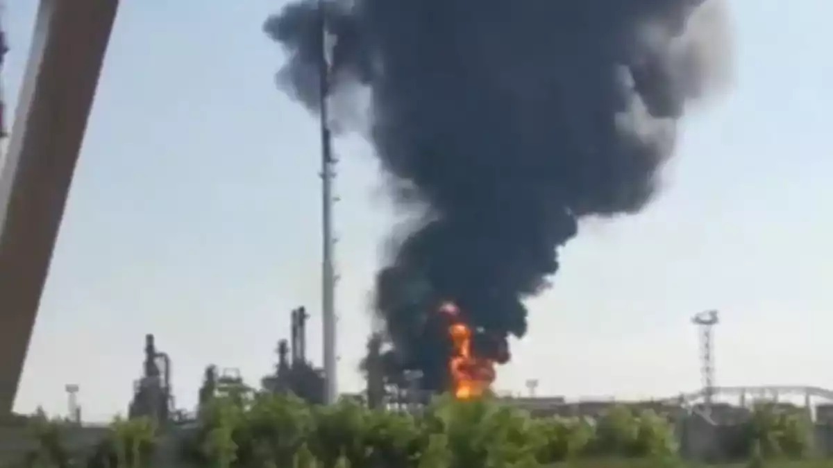 La rafinerie de Novochakhtinsk en feu après une attaque d'un drone ukrainien.