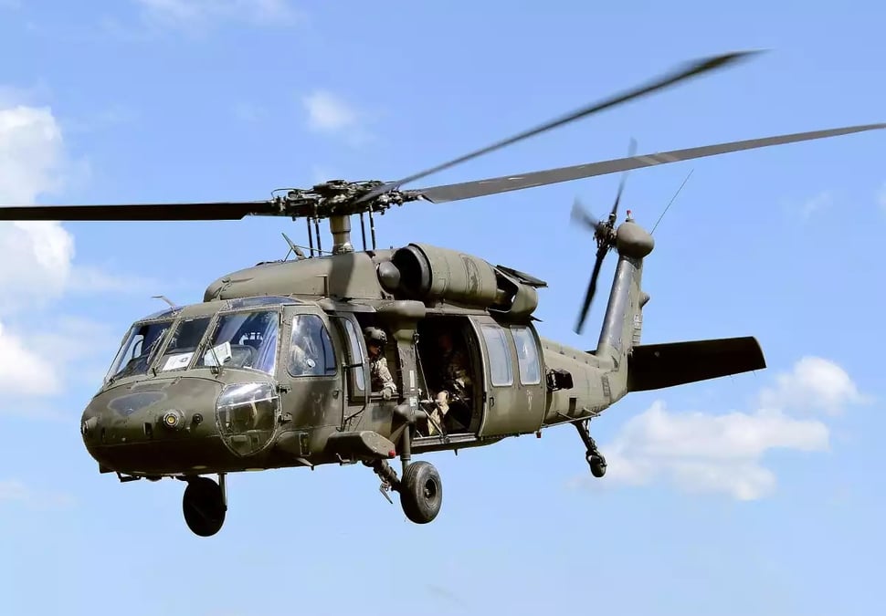 Des soldats du 2nd Cavalry Regiment s'entraînent à bord d'un UH-60 Black Hawk