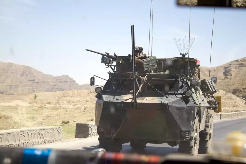 Un VAB de l'armée française photographié sur une route afghane, en 2010.