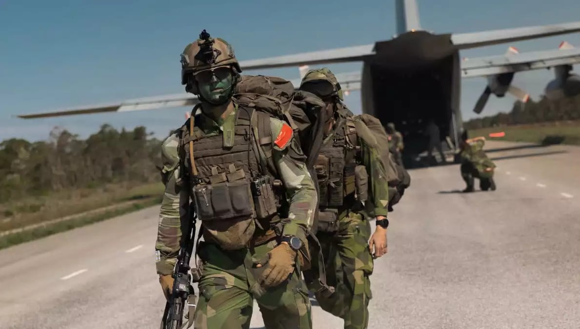 Des rangers de l'armée suédoise débarquent d'un C-130 Hercule lors de l'exercice BALTOPS 22 organisé par l'OTAN.