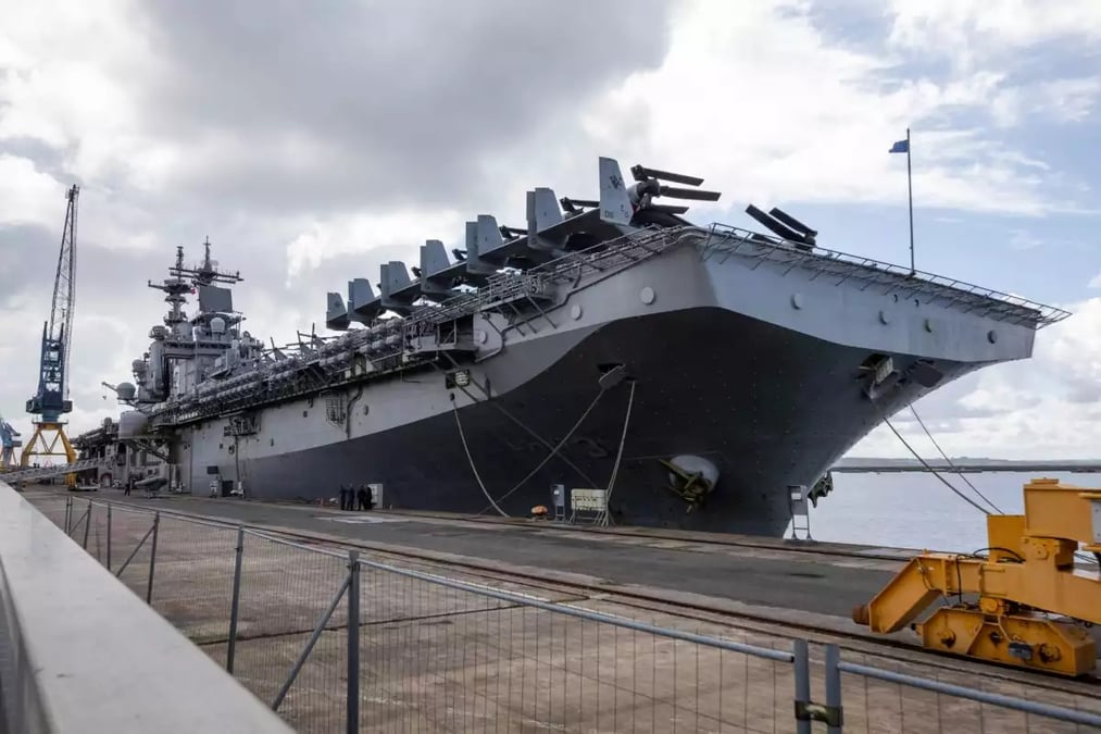 L'USS Kearsarge LHD 3 de l'US Navy en escale technique à Brest.