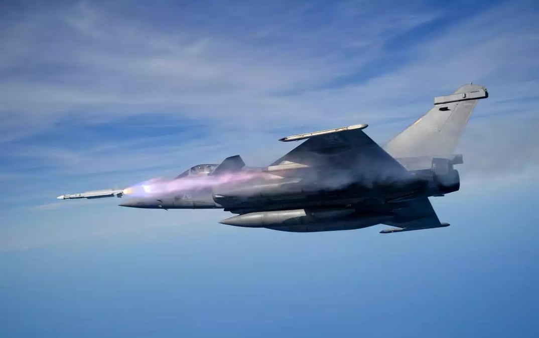 Un missile MICA tiré depuis un Rafale.