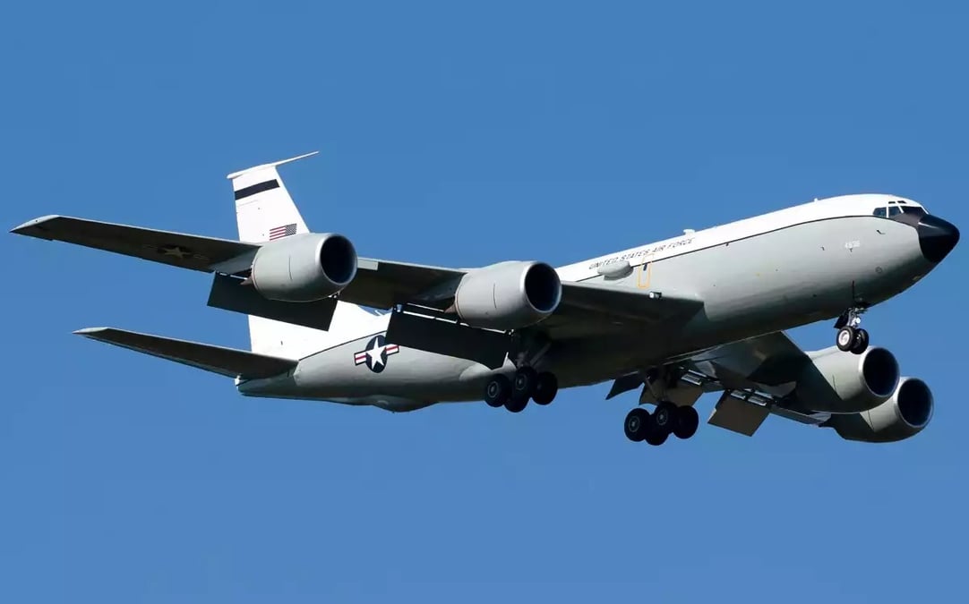 WC-135R durant son vol d'essai en juin 2022.