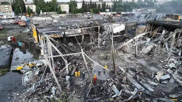 Centre commercial de Krementchouk détruit par un Kh-32 russe.