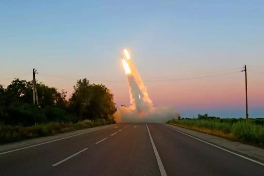 Trois M142 HIMARS (non visible) tirent sur Melitopol, alors aux mains des Russes.