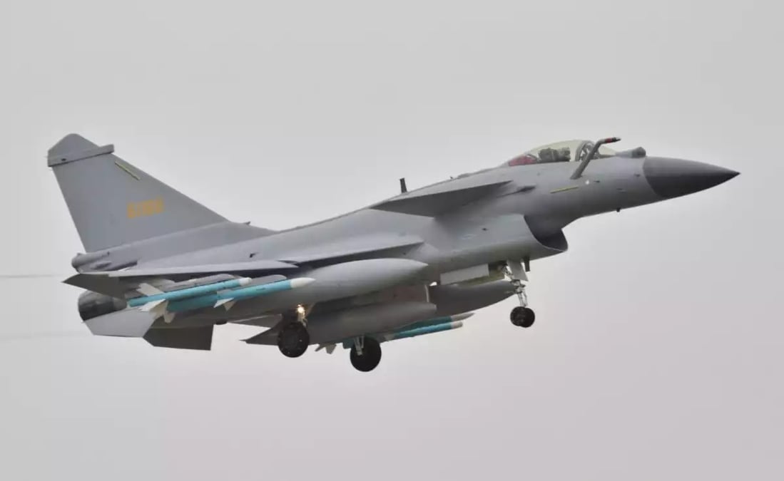 Le J-10 en vol lors du salon aérien ZhuHai, en 2018.