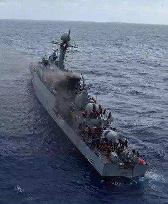La corvette péruvienne BAP Guise en feu durant RIMPAC 2022.