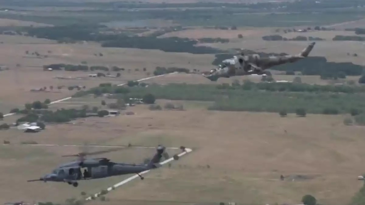 Un HH-60W Jolly Green II et un Mil Mi-24D lors d'un entrainement au combat air-air (juillet 2022).