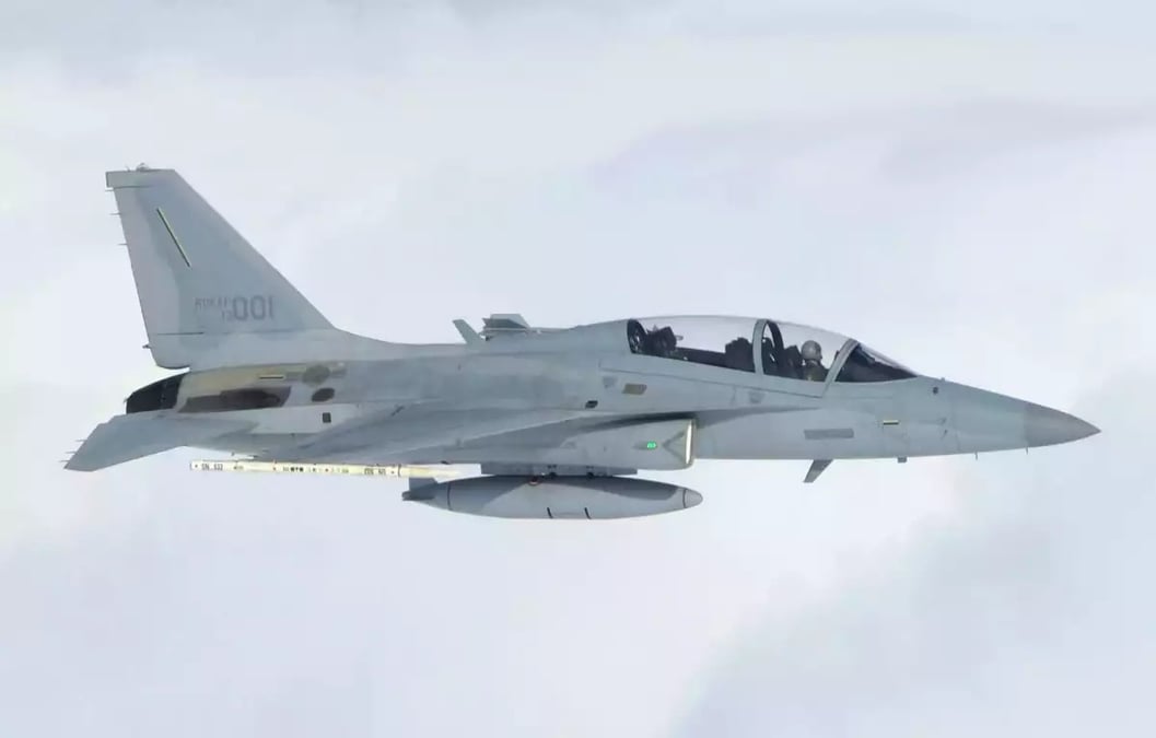 Un avion de chasse T-50 en vol, dont le FA-50 est une version modernisée.