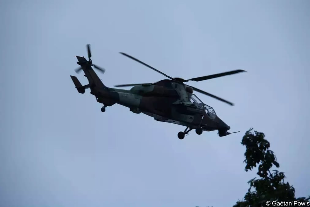 L'hélicoptère Tigre français durant l'opération de fast-roping sur le toit du palais royal de Bruxelles.