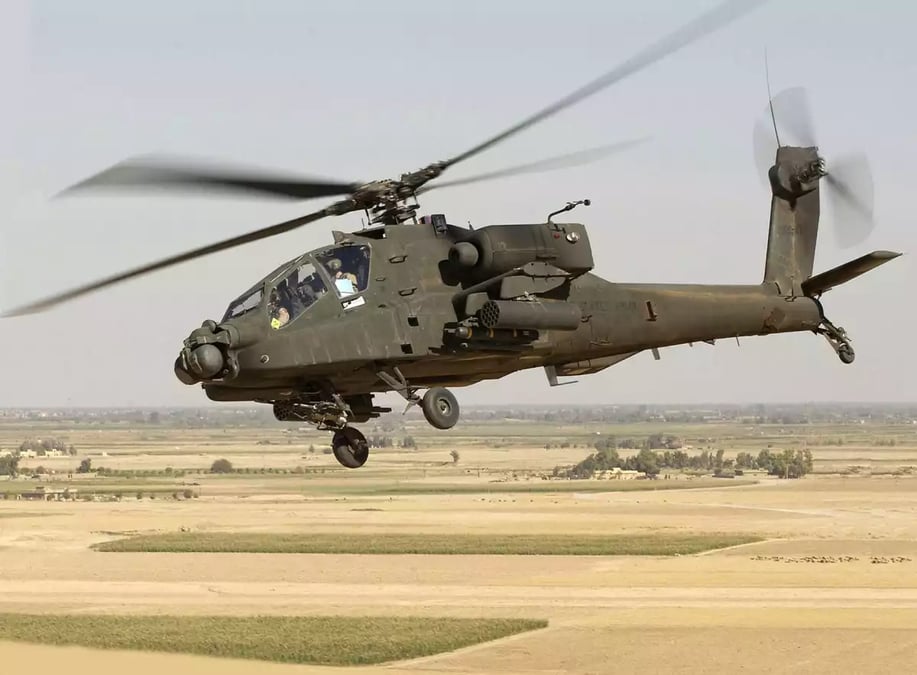Un hélicoptère Apache AH-64D en vol au-dessus du camp Speicher, en Irak.