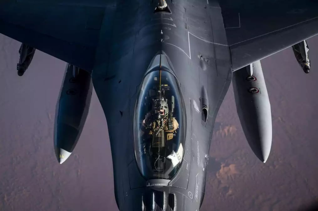 Le pilote d'un F-16 effectue un refuelling grâce à un KC-135, en 2021.