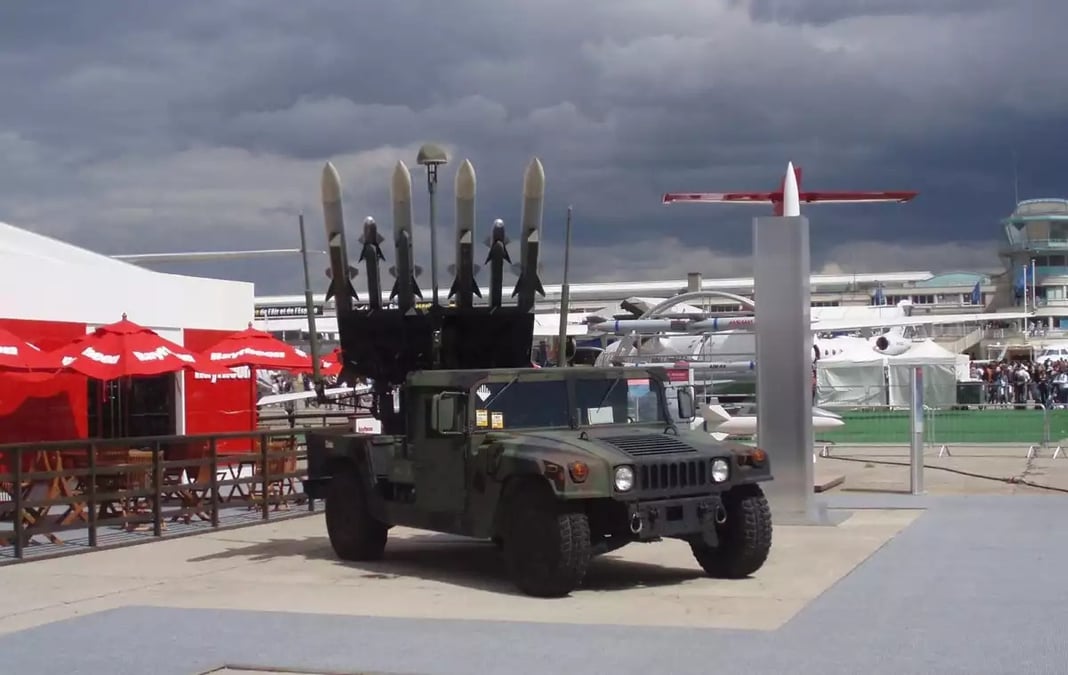 Le missile AIM-120 AMRAAM, exposé ici dans une configuration sol-air.