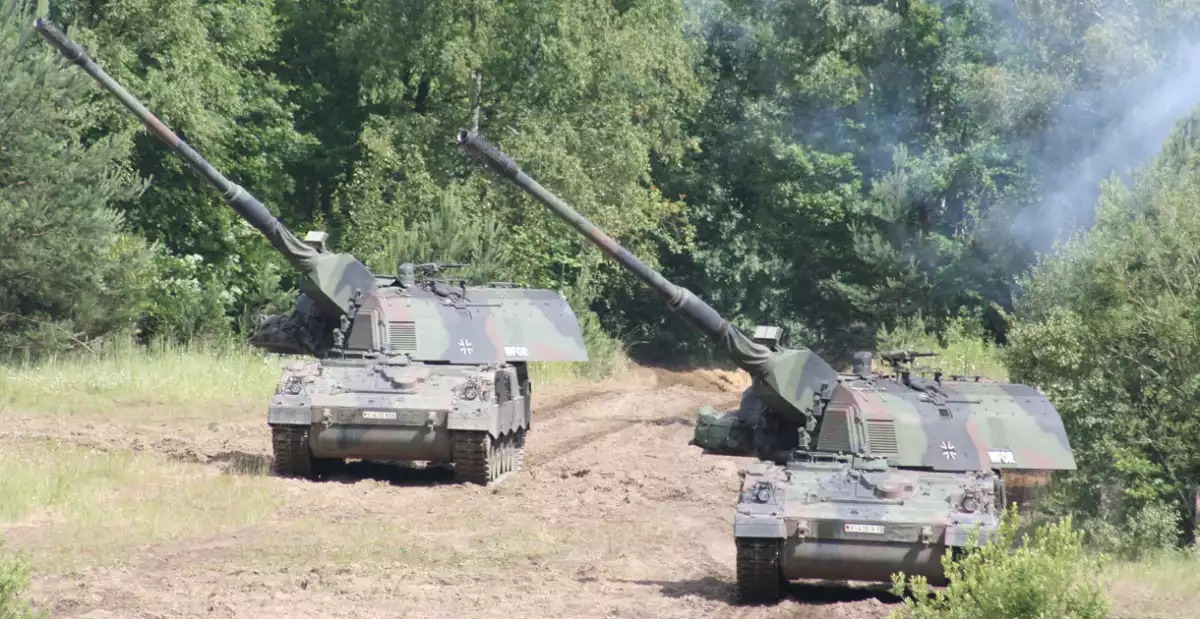 Deux obusiers automoteurs allemands PzH 2000 de 155 mm durant un exercice.