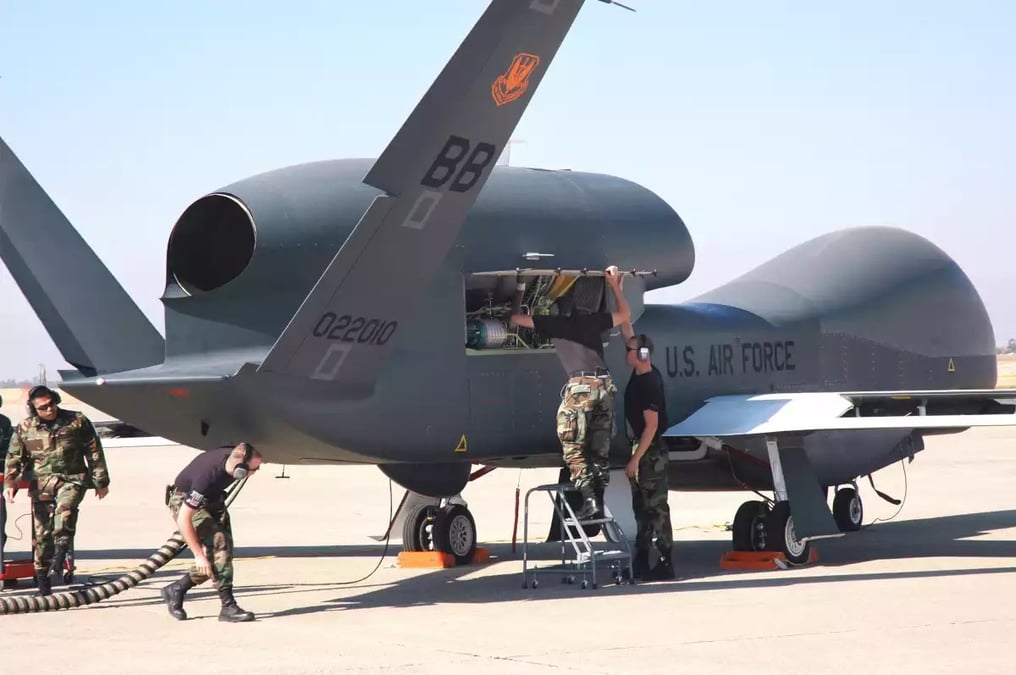 Préparation d'un drone RQ-4 Global Hawk sur la base aérienne de Beale, en Californie.