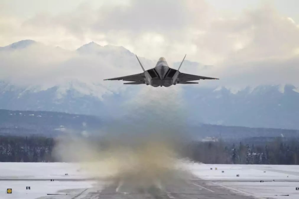 Un F-22 américain décollant depuis la base aérienne Joint Base Elmendorf-Richardson.
