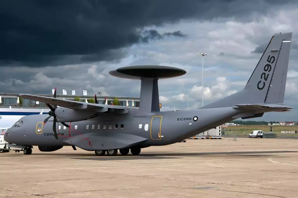 L'avion CASA C-295 AEW (AWACS), en cours de développement par Airbus et IAI.