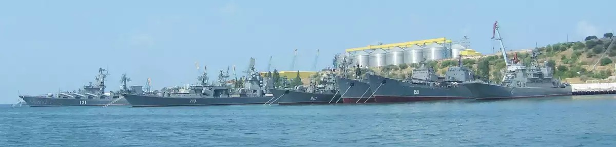 D'anciens navires russes et soviétiques amarrés à Sébastopol, en 2017.