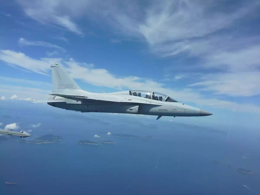 Vol-test d'un FA-50 Fighting Eagle en 2012.