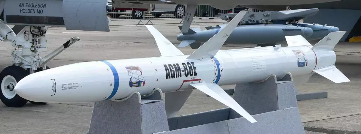 Le missile américain AGM-88 HARM, ici exposé lors d'un salon en 2007.