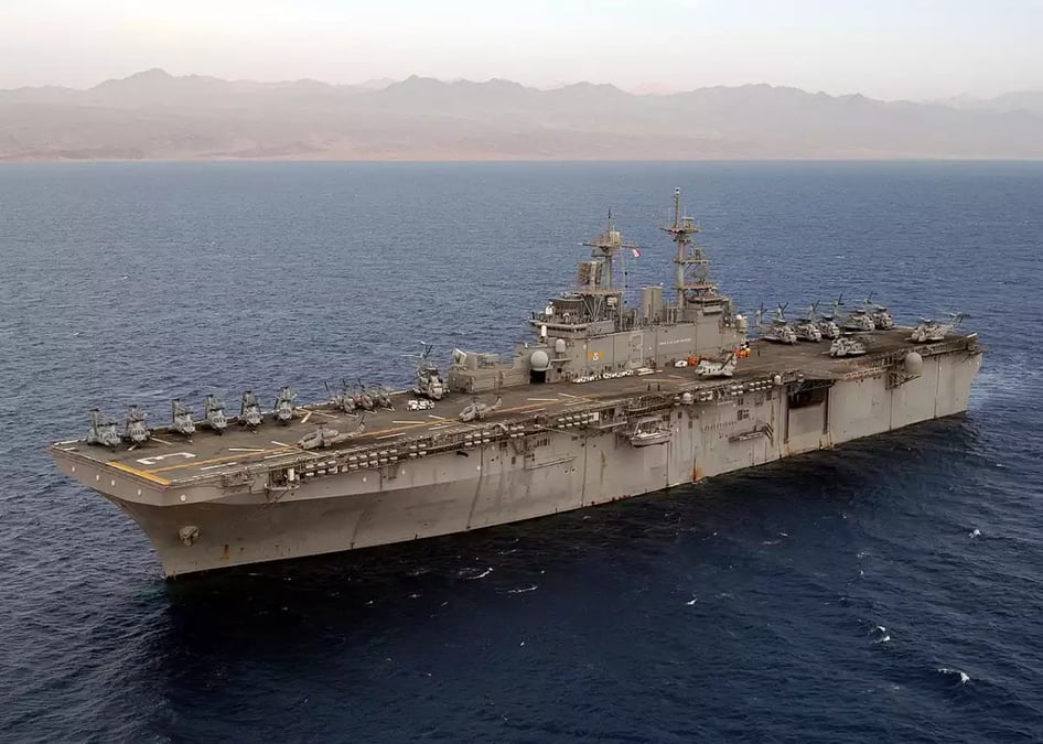 L'USS Kearsarge dans le Golfe d'Aqaba, peu avant une visite du président George W. Bush en 2003.