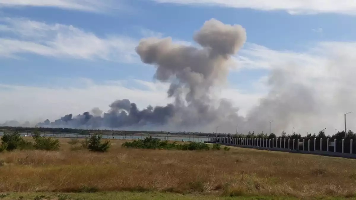 Panache de fumée suite aux explosions sur la base aérienne russe de Saky en Crimée.