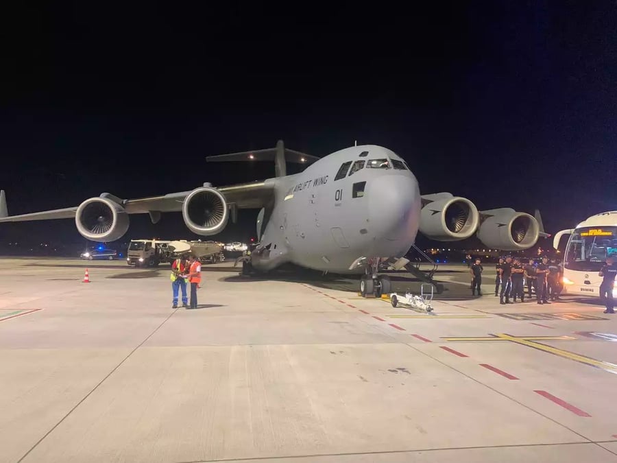 L'un des deux C-17 du HLW à Bordeaux avec des pompiers Roumains.